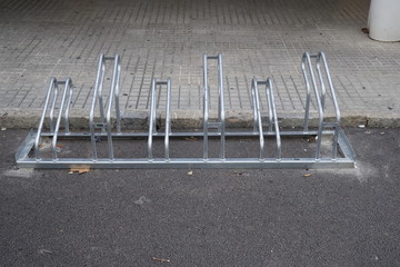 Fahrradständer auf einem Gehweg