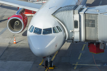 Flugzeug an einem Terminal