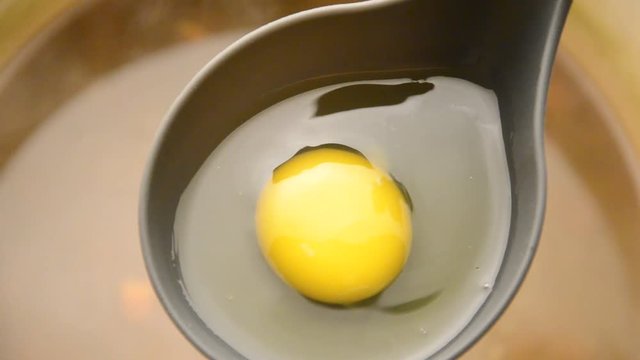 Egg Huevo en sopa in soup Toj&aacute;s levesben Uovo nella Ei zuppa in Suppe minestra Oeufs en video soupe 