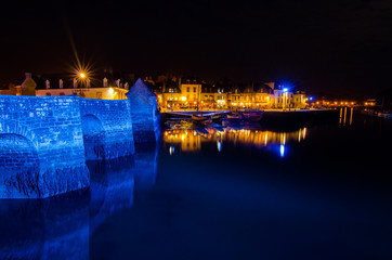 Fototapeta na wymiar Nocturnal lights on the Saint Goustan port