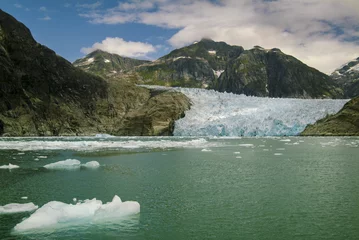 Papier Peint photo Lavable Glaciers The LeConte Glacier in Southeast Alaska. The glacier is a popular tourist destination, with operators from nearby Petersburg and Wrangell, Alaska, running excursions to its calving face.