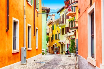 Gordijnen Uitzicht op de smalle straat van de kleine stad met kleurrijke huizen in Malcesine, Italië tijdens zonnige dag. Prachtig Gardameer. © Nikolay N. Antonov