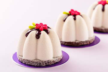 Bloemvorm mini mousse gebak dessert bedekt met chocolade velours en versierd met glazuur