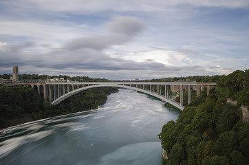Fototapeta na wymiar Regenbogenbrücke bei den Niagara Fällen