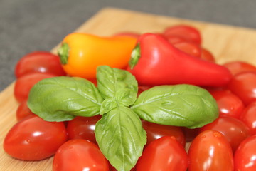 Tomaten, Paprika und Basilikum