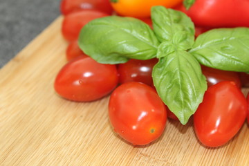 Tomaten, Paprika und Basilikum