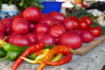 Peperoni und Tomaten auf dem Markt