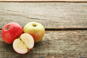 Naklejka na ściany i meble Ripe and sweet apples on wooden table