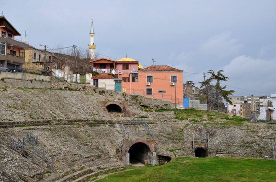 Curieux amphithéâtre romain en plein milieu de la ville de Durrës