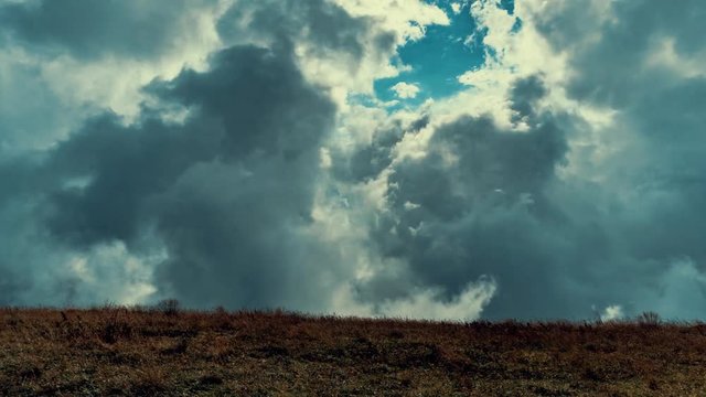 Timelapse buco nelle nuvole sul lago