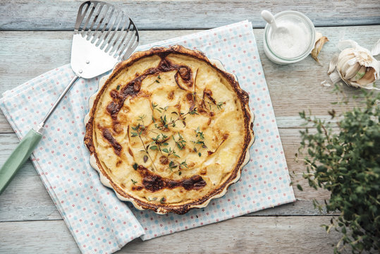 Food: gratinated potatos with thyme in a round dish
