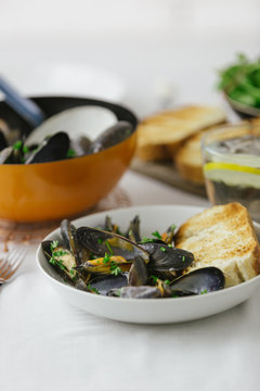 Mussels in bowl with crusty bread