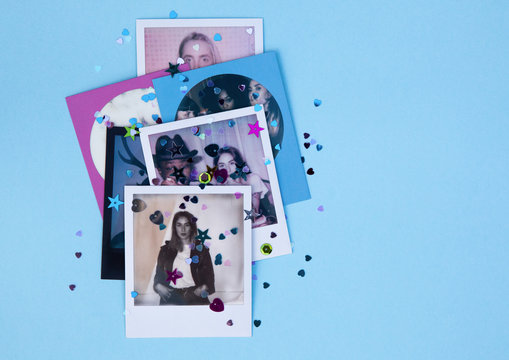  A picture print of best friends on a blue background with glitter