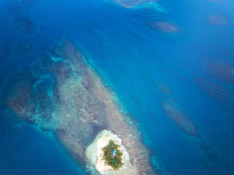 1508791 Small island at pattern sea © PixieMe