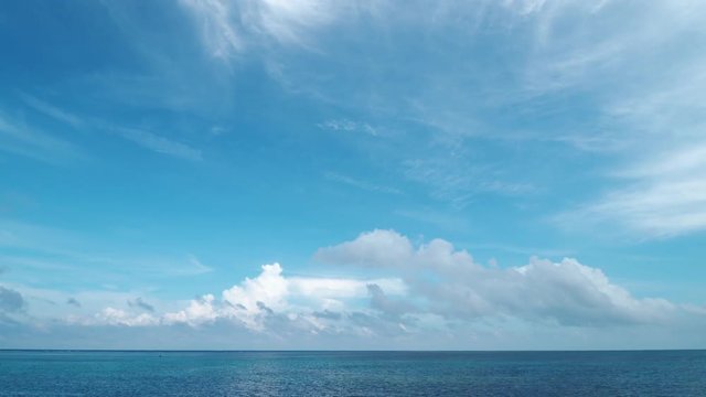 time lapse・青空を海辺から望む