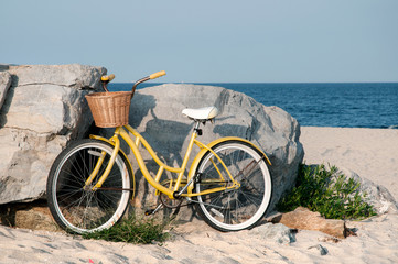 Fototapeta na wymiar Bicycle with basket on beach
