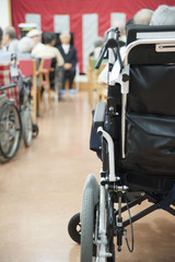 Obraz premium 老人ホーム施設でのお祝いイベント