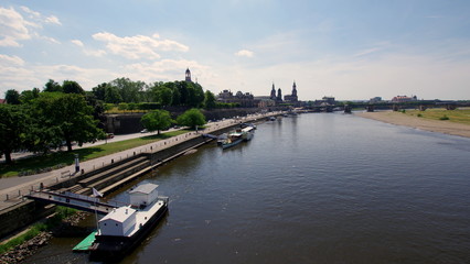 Krajobraz Drezna - widok na rzekę Łabę oraz wybrzeże starówki - obrazy, fototapety, plakaty