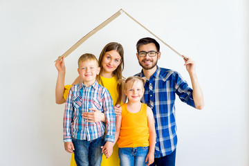 Obraz premium Family moving into new house