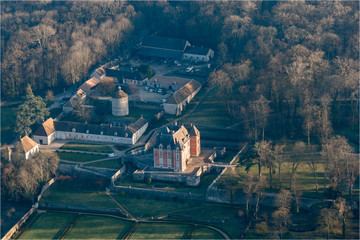 Vue aérienne du château de Rosay à l'ouest de Paris