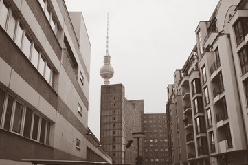 Fototapeta premium Berliner Straßenschlucht mit Fernsehturm