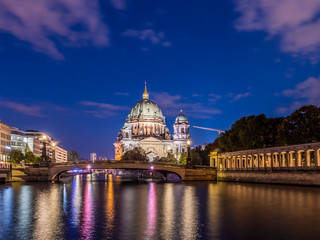 Fototapeta premium Berliner Dom bei Nacht