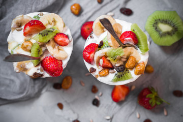 Nutrition Yoghurt fruit dessert strawberries banana kiwi raisins sunflower seeds oatmeal walnuts caramel