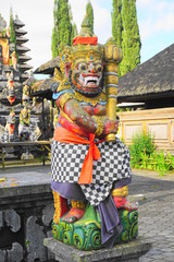 Fototapeta na wymiar Statue vom Tempel Pura Ulun Danu Batur
