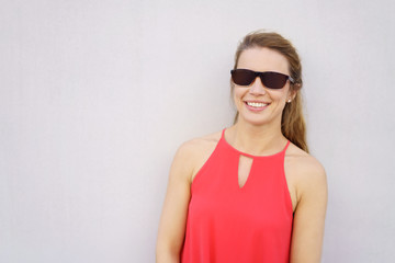 lachende frau mit sonnenbrille
