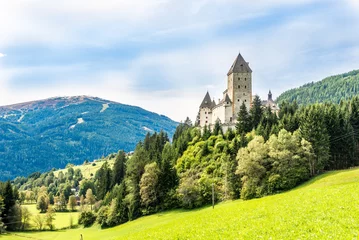 Papier Peint photo autocollant Château Vue au château de Moosham près de Tamsweg en Autriche