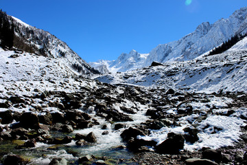 Fototapeta na wymiar Snowy mountain. Sonmarg, Kashmir in India.