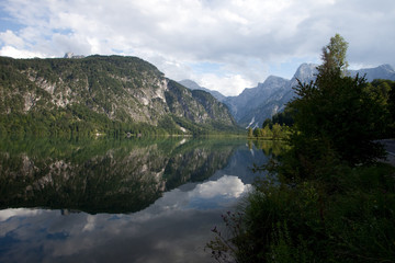 Alpenlandschaft mit See und Bergen