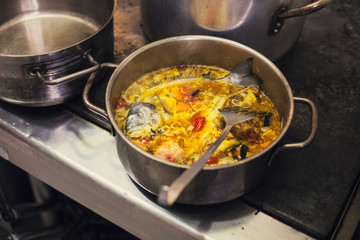 Bouillabaisse auf Herd