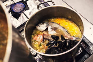Bouillabaisse auf Herd