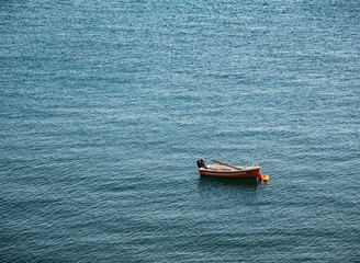 Naklejka premium Leeres Boot bei ruhiger See