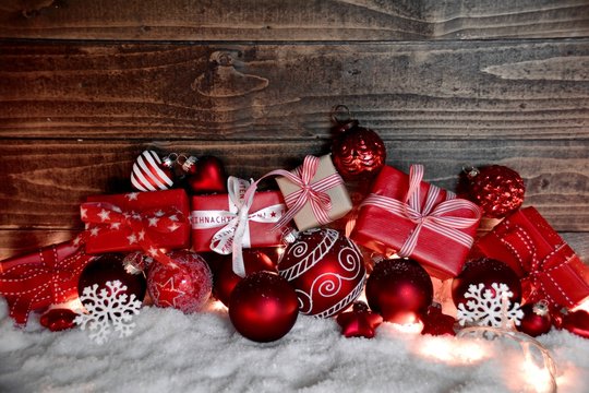 Weihnachtsgeschenke - kleine Päckchen - rot