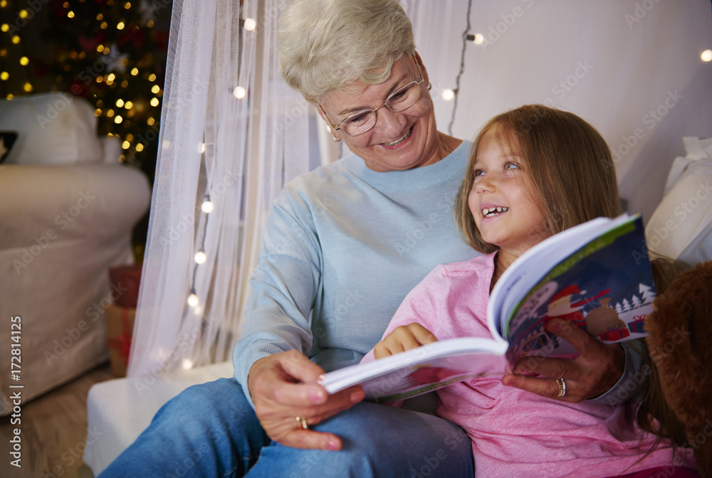 Wall mural Grandmother and  granddaughter having a fun in bedroom