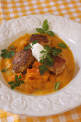 Kürbisgemüse mit Getreidefrikadelle und Frischkäse