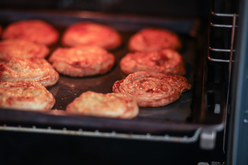 слоёные булочки с сыром запекаются на противне в духовке 