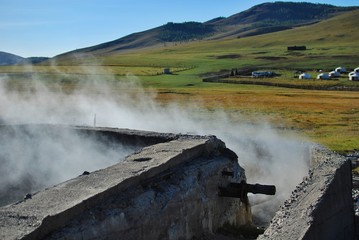 Source d'eau chaude dans les montagnes de Mongolie