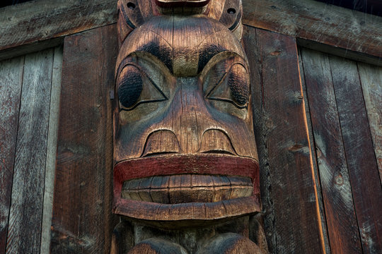 Totem beim 'Ksan Historical Village nahe Hazelton, British Columbia, Kanada