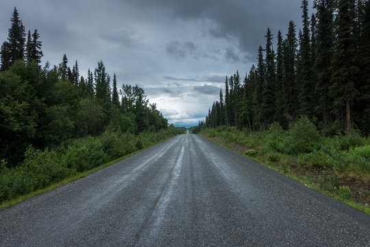 Schier endlose Strasse am Cassiar Highway, British Columbia