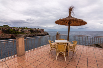 Waitting for the sun. Under the rain.