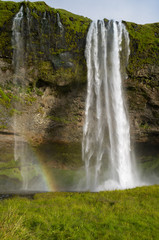 Fototapeta premium Seljalandsfoss mit Regenbogen