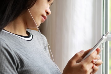 スマートフォンで音楽を聴く女性