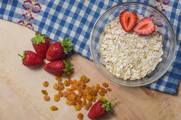 oatmeal with strawberries and raisins