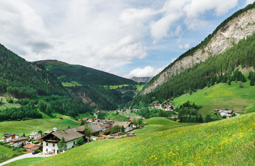 Fototapeta na wymiar village in the Alps
