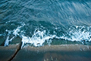 Fototapeta premium Blue sea, emerald wave beats against the shore