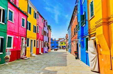 View of the colorful Venetian houses along the canal at the Islands of Burano in Venice. - obrazy, fototapety, plakaty