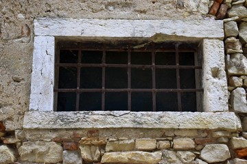 Fototapeta na wymiar altes verrostetes Gitter vor einem Fenster in Italien